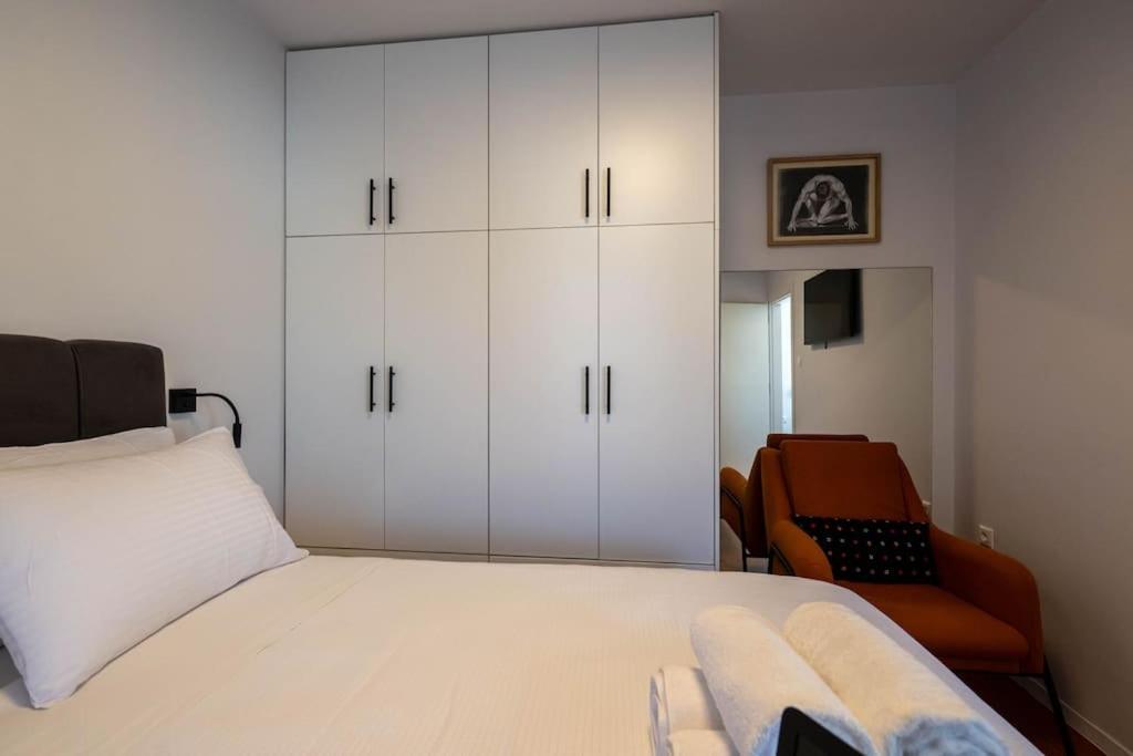 Cityscape Apartment *