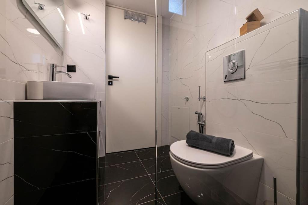 Cityscape Apartment *